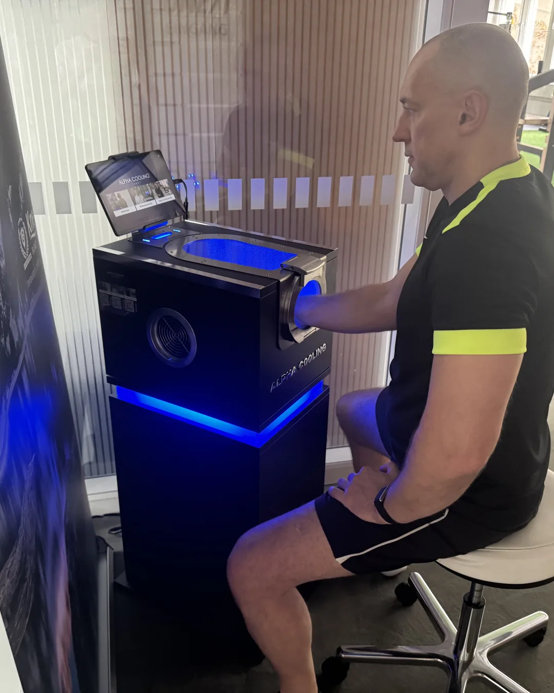 Marius Seifert bei der Kältetherapie am Alpha Cooling Gerät im ONE/1 in Baierbrunn