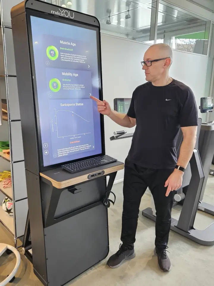 Marius Seifert erklärt die Auswertung am milon YOU Terminal im ONE/1 in Baierbrunn