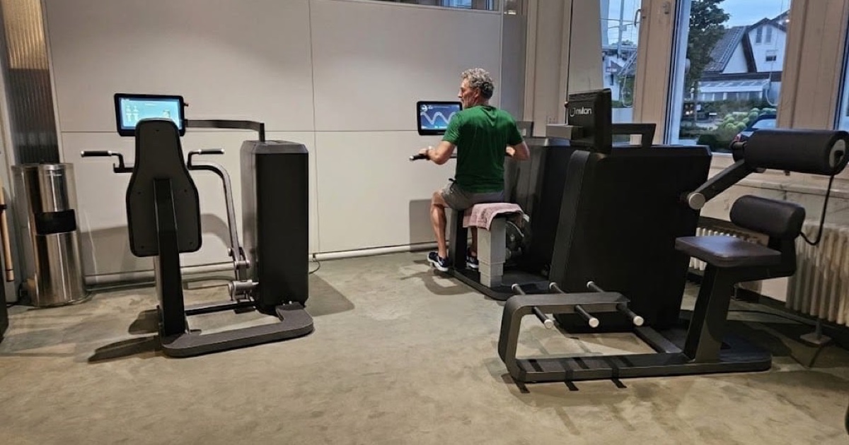 Mitglied trainiert am milon-Gerät im ONE/1 Lab in Baierbrunn, das Display zeigt die Bewegungskurve
