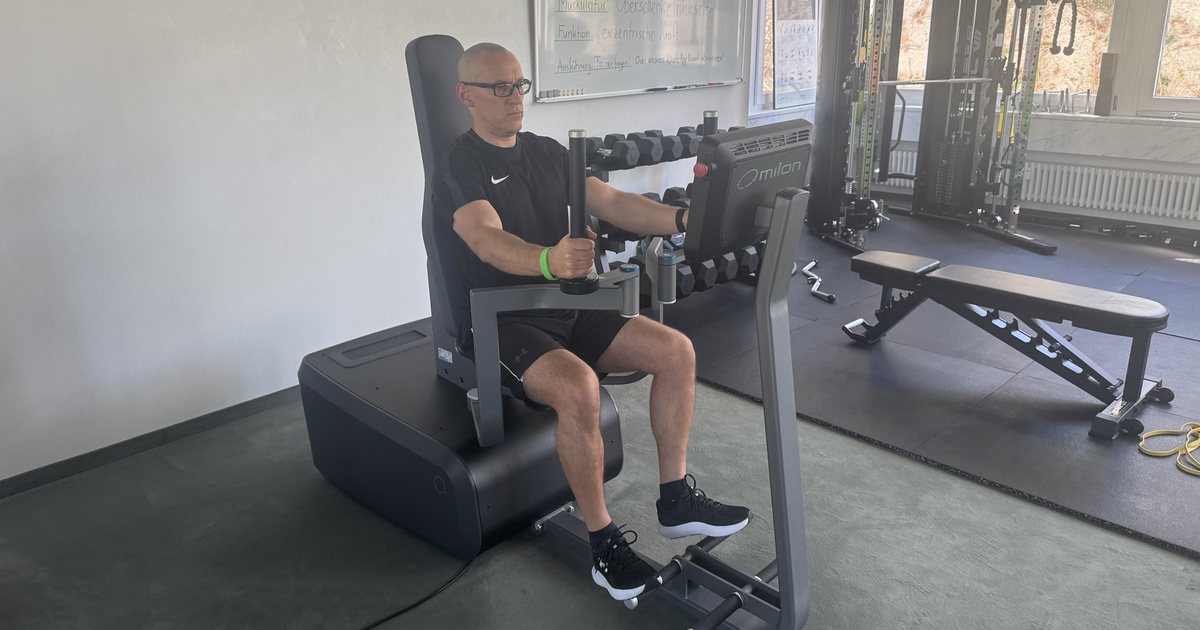 Marius Seifert an der milon-Brustpresse im ONE/1 Lab in Baierbrunn, Griffe in den Händen, Blick geradeaus