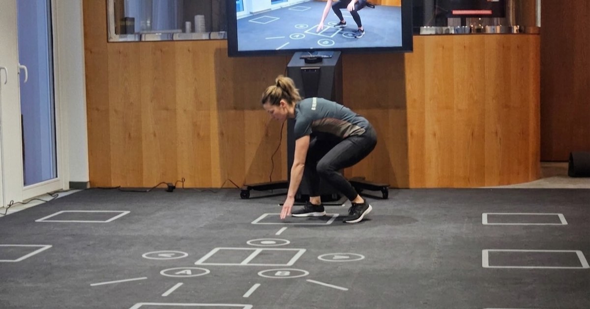 Mitglied trainiert Bewegungsaufgaben auf dem SkillCourt im ONE/1 Lab in Baierbrunn