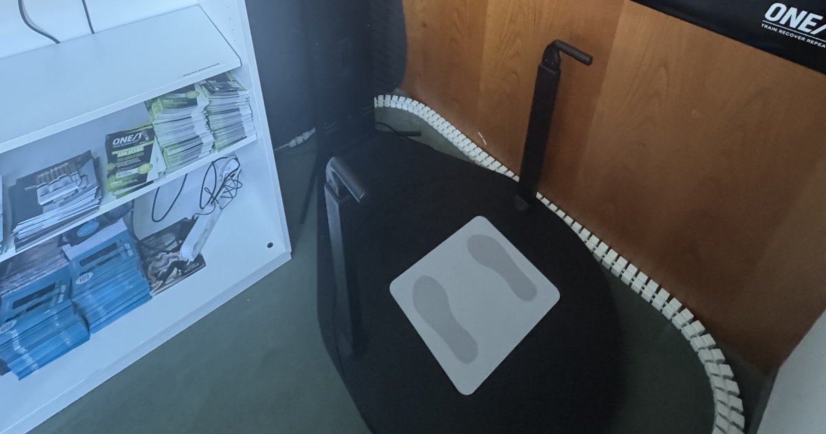 Scaneca-Scanner im ONE/1 Lab in Baierbrunn: Plattform mit Fußmarkierung und Haltegriff, daneben die Sensorsäule