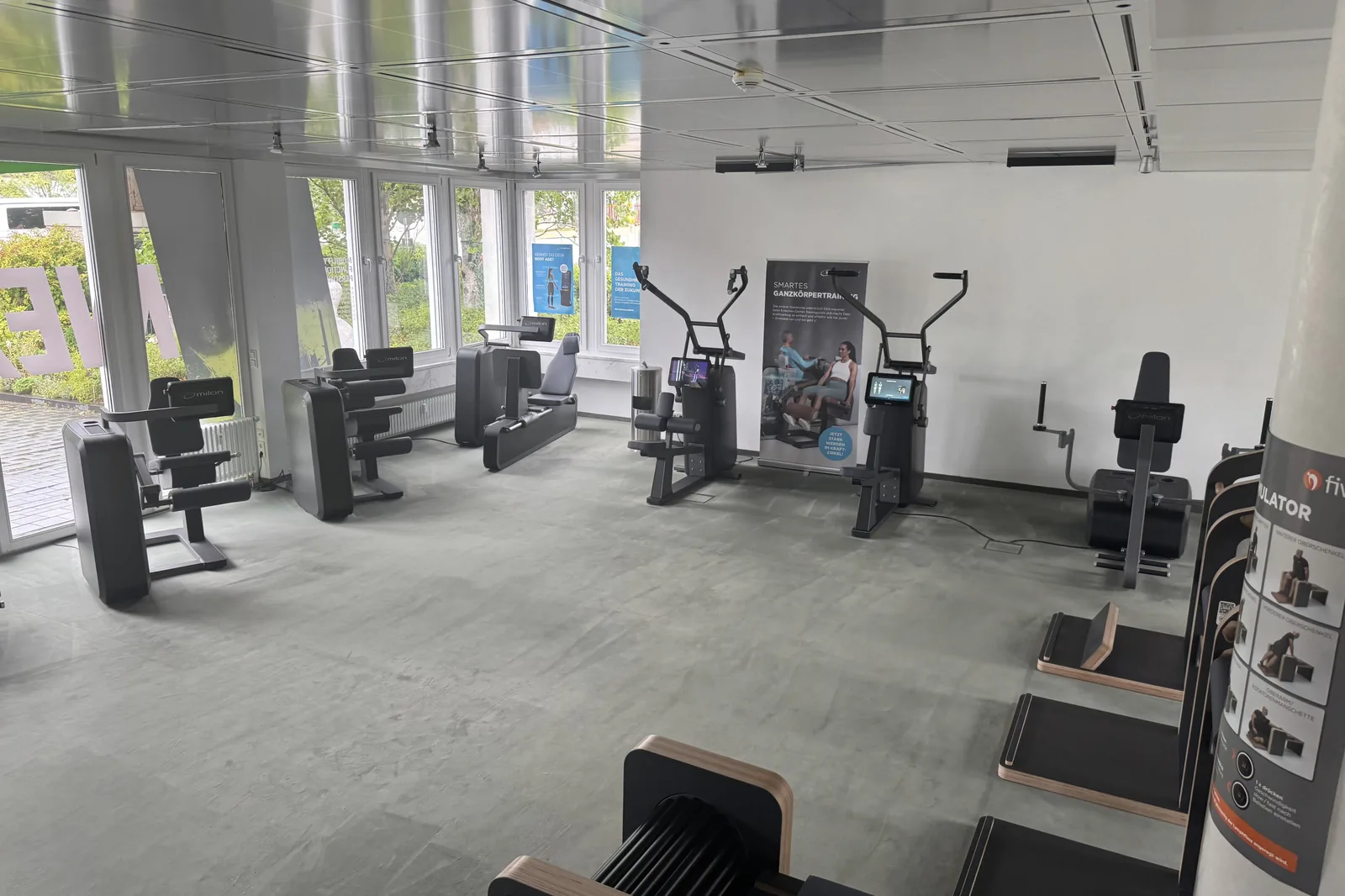 Trainingsfläche im ONE/1 Performance & Recovery Lab in Baierbrunn mit five-Geräten und milon Krafttraining