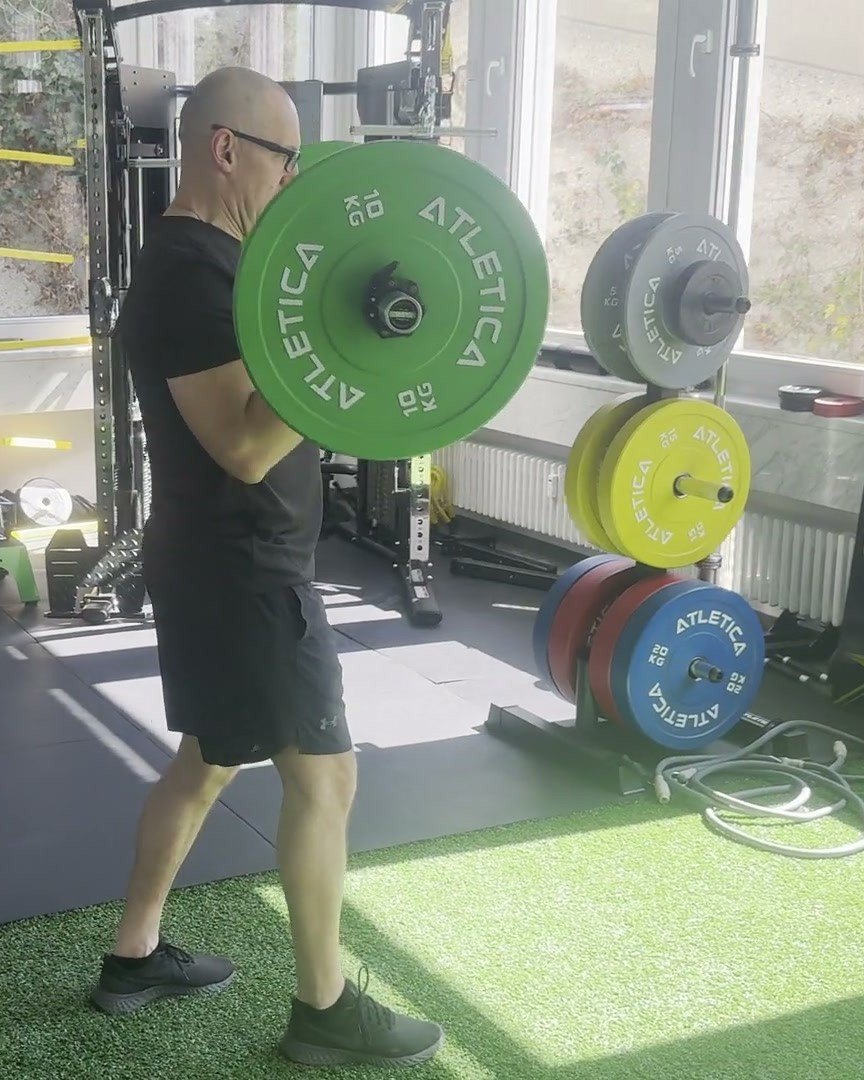 Marius Seifert beim Functional Training mit der Langhantel auf der Rasenfläche bei ONE/1 in Baierbrunn