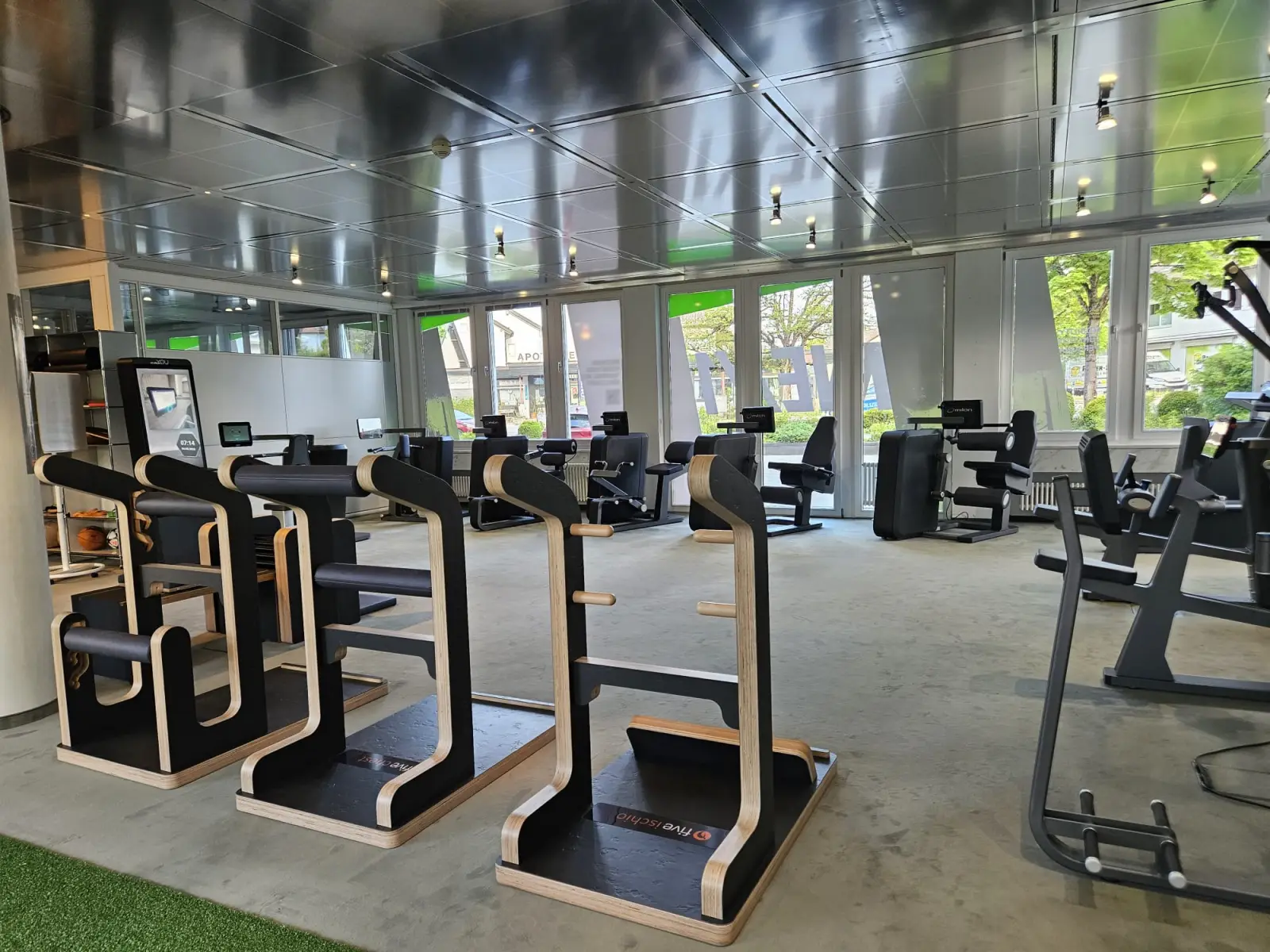 Trainingsfläche mit milon Kraftgeräten im ONE/1 Performance und Recovery Lab in Baierbrunn