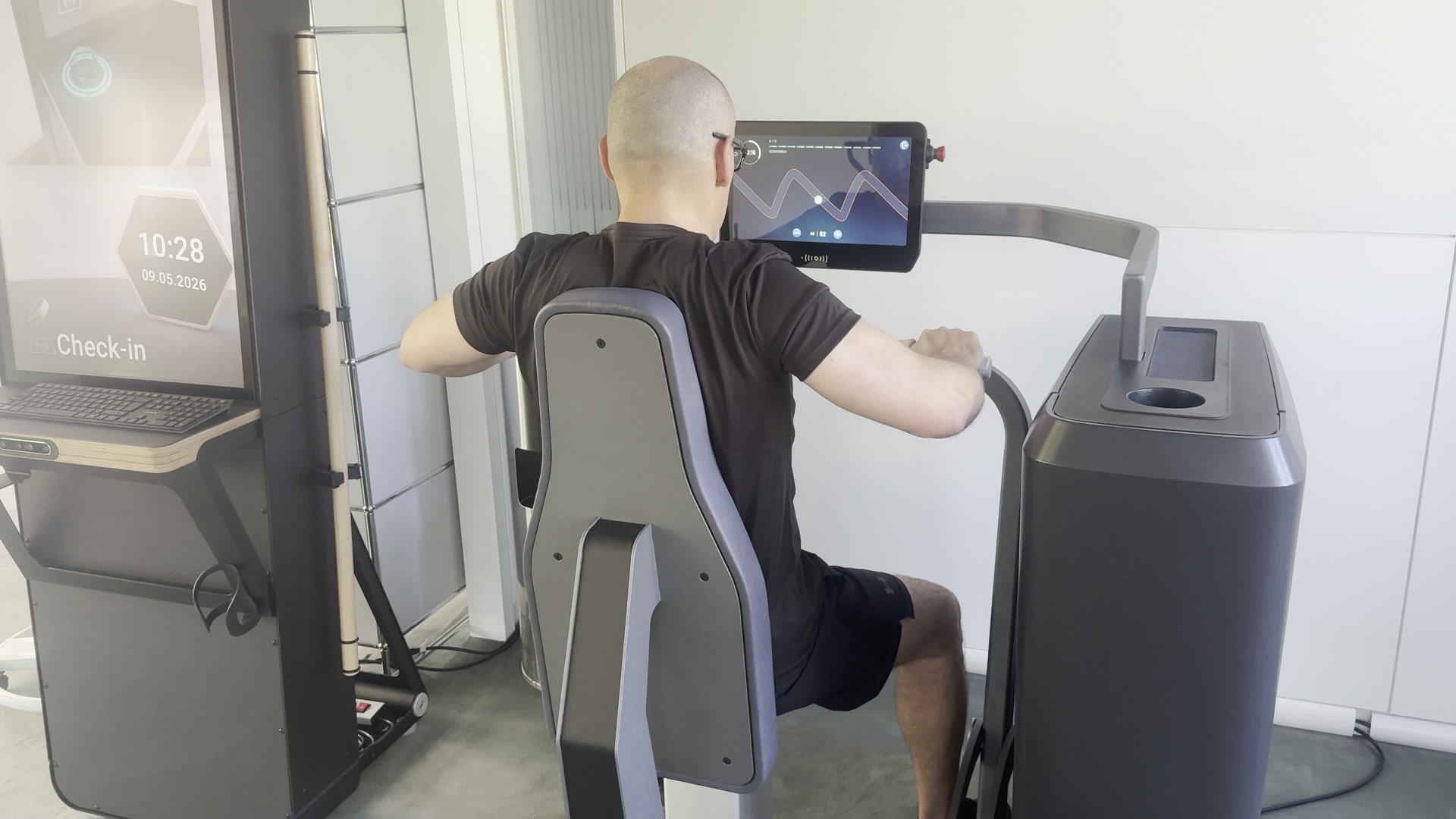 Training am milon-Q-Zirkel bei ONE/1 in Baierbrunn: Mitgliederbereich mit Check-in-Terminal und Geräte-Display