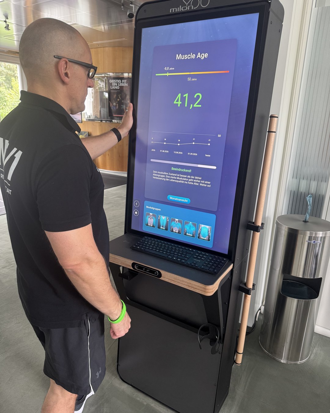 milon YOU Terminal im ONE/1 in Baierbrunn zeigt die Auswertung Muscle Age