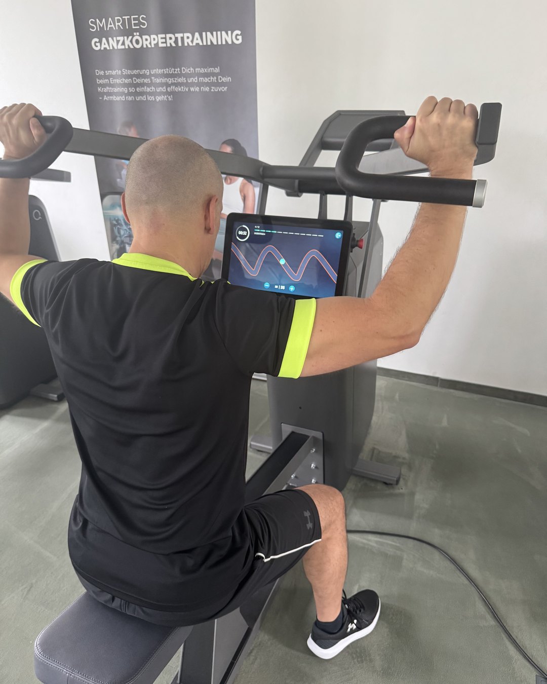 milon Krafttraining im ONE/1 in Baierbrunn: Zugübung, das Display zeigt die Bewegungskurve