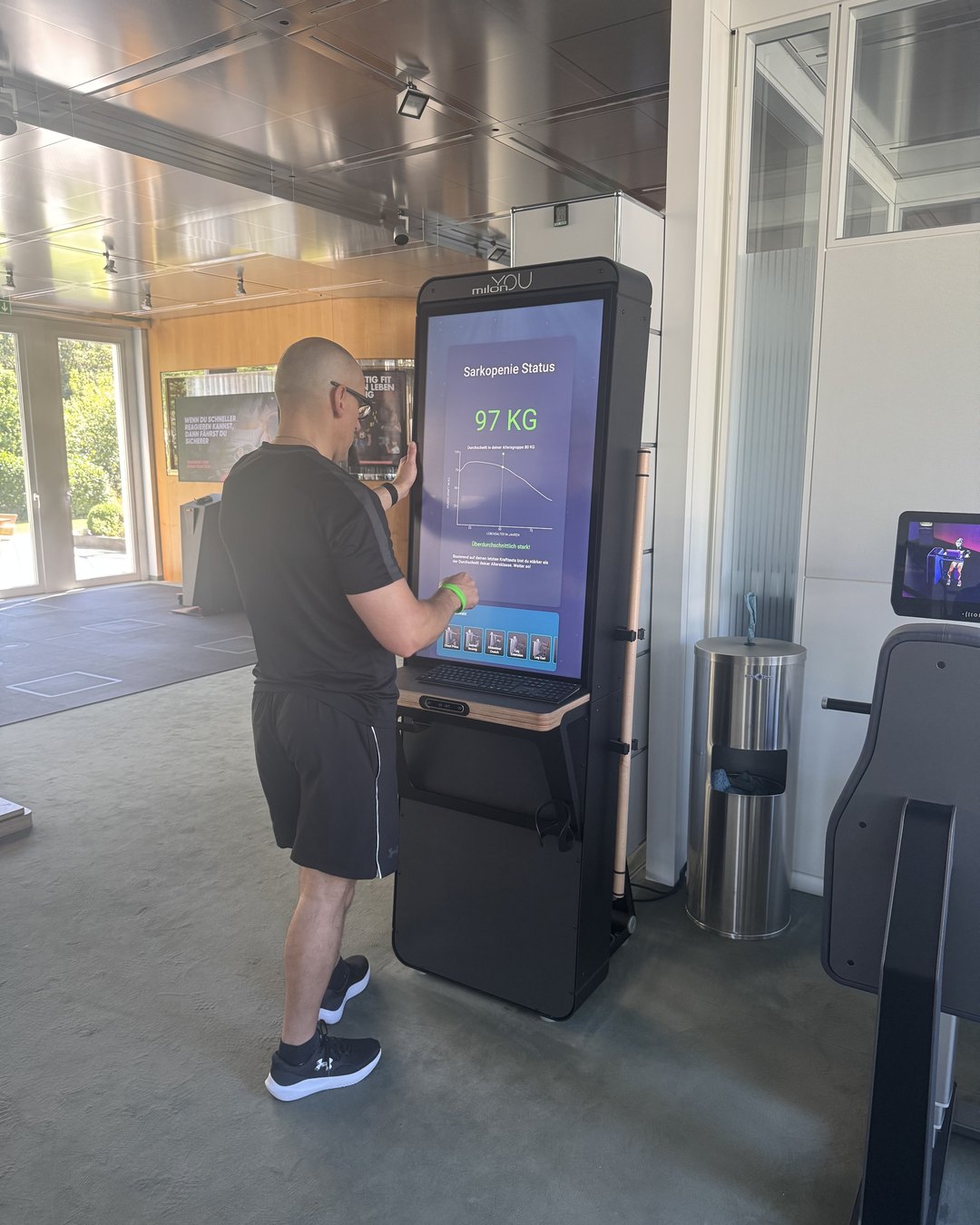 Marius Seifert bei der Analyse am milon YOU Terminal im Personal Training bei ONE/1 in Baierbrunn