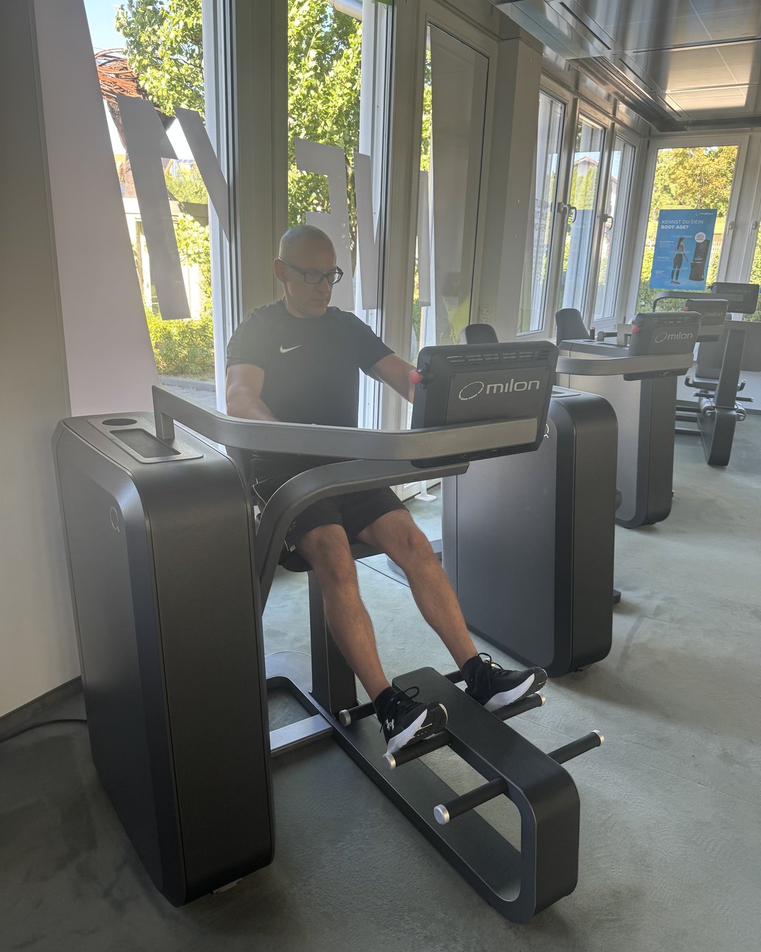 Krafttest an der milon Beinpresse zur Fortschrittskontrolle bei ONE/1 in Baierbrunn