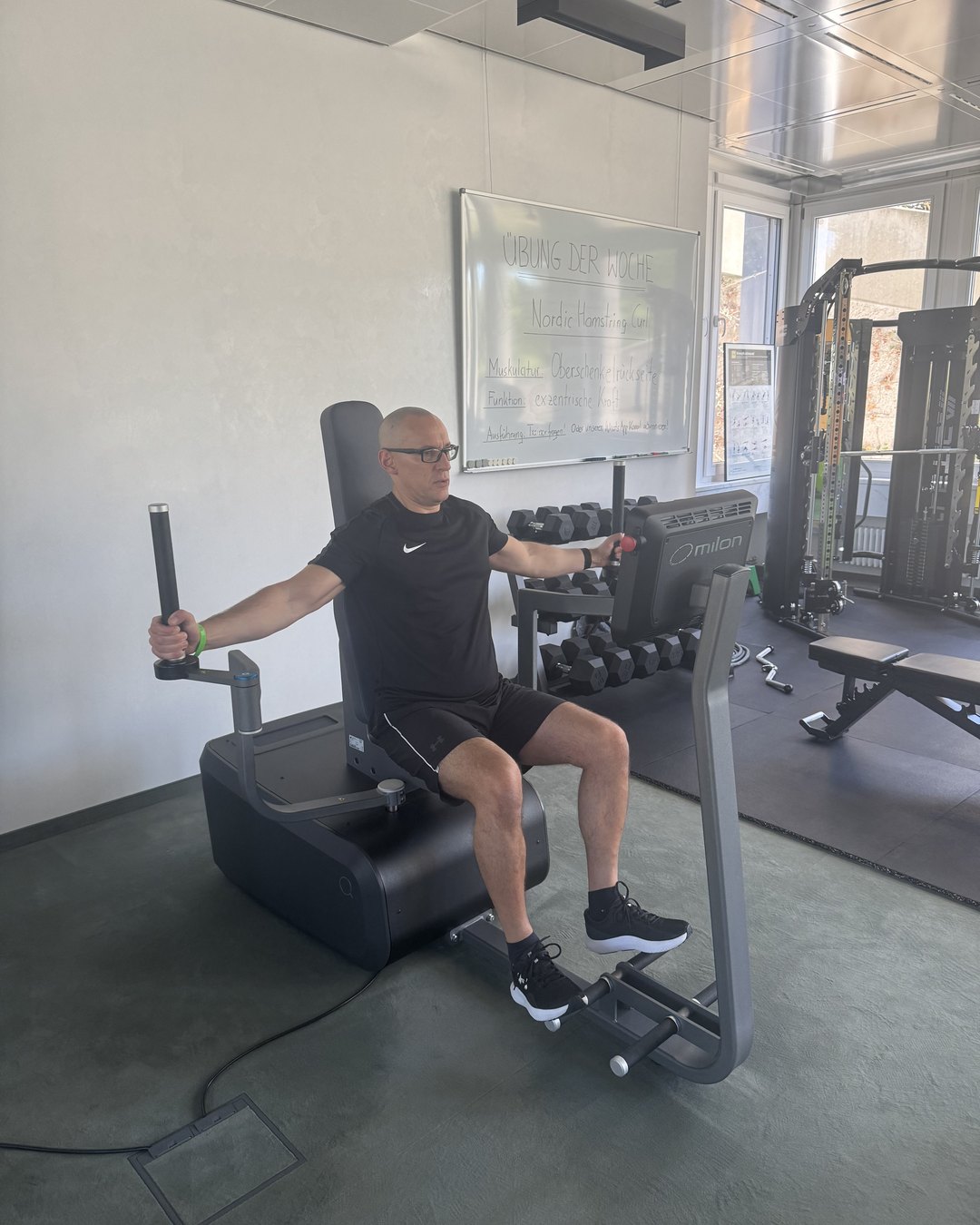 Technik an der milon Brustpresse im Personal Training bei ONE/1 in Baierbrunn