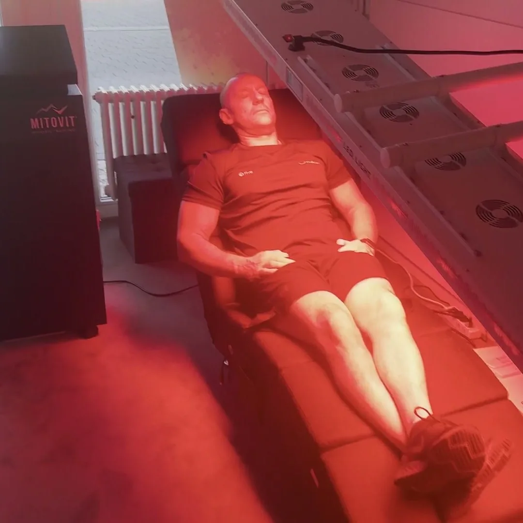 HigherQi Infrarot-Lichttherapie an der Liege bei ONE/1 in Baierbrunn