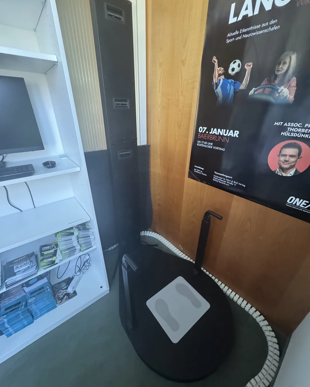 Scaneca 3D-Körperscanner mit Drehteller und Sensorsäule im ONE/1 in Baierbrunn