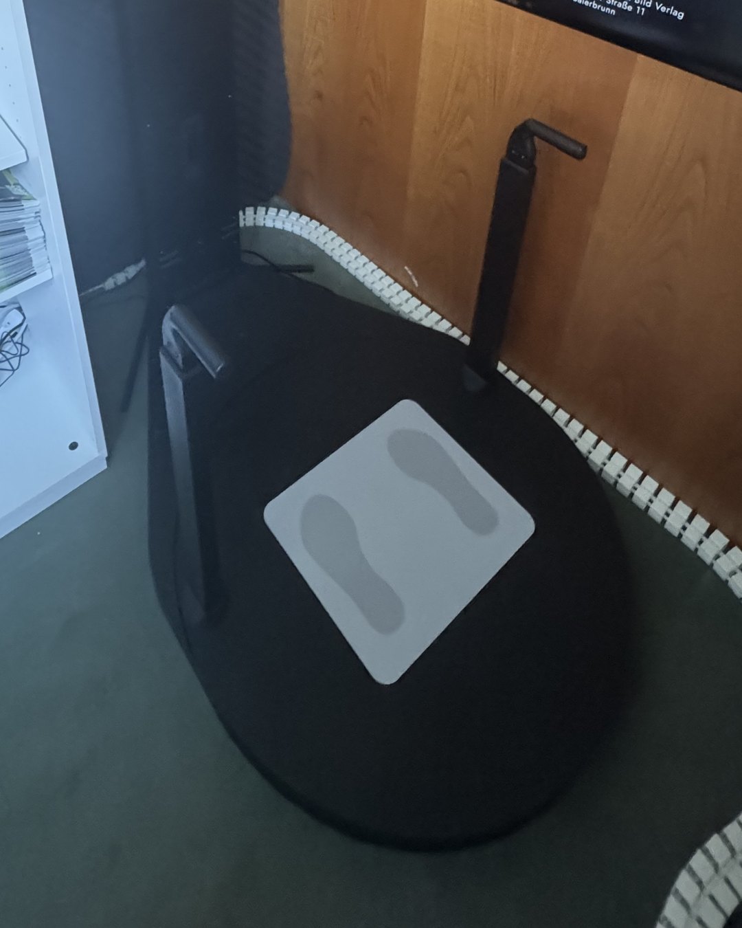 Scaneca 3D-Körperscanner mit Drehteller und Fußmarkierung bei ONE/1 in Baierbrunn