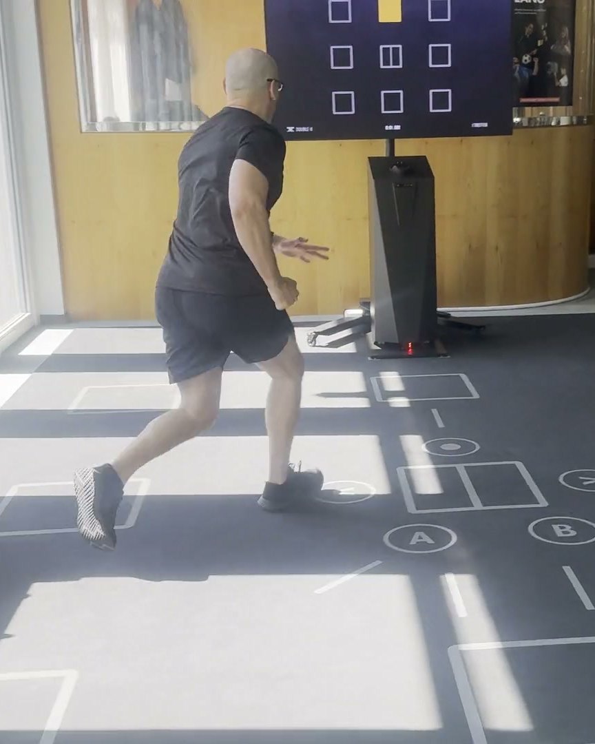 Marius Seifert beim Reaktionstest auf dem SKILLCOURT im ONE/1 in Baierbrunn