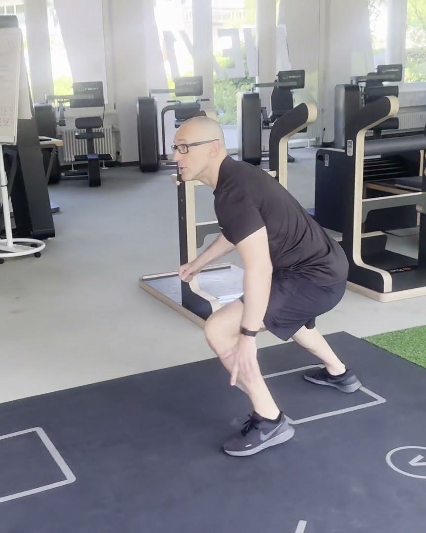 Marius Seifert in Athletikposition auf dem SKILLCOURT bei ONE/1 in Baierbrunn, dahinter five und milon Geräte