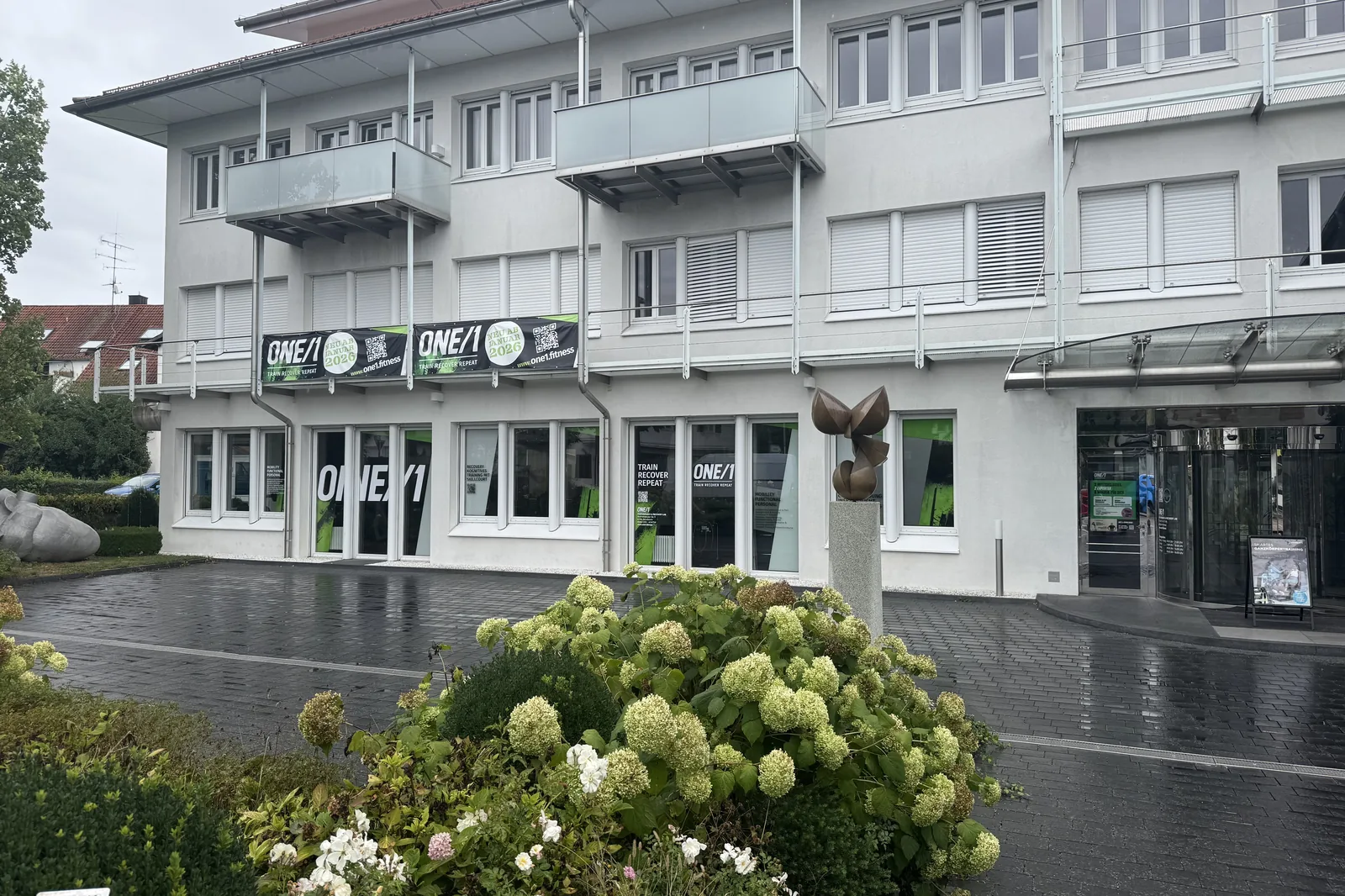 Trainingsfläche im ONE/1 Performance & Recovery Lab in Baierbrunn mit five-Geräten und milon Krafttraining